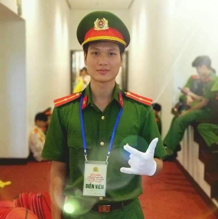 Ảnh công an cười nhẹ