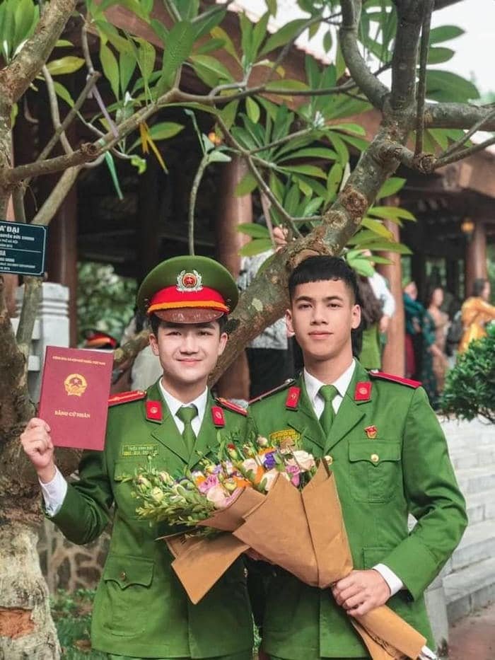 Ảnh công an đội mũ