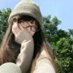 Ảnh gái đeo kính đơn giản nghệ thuật