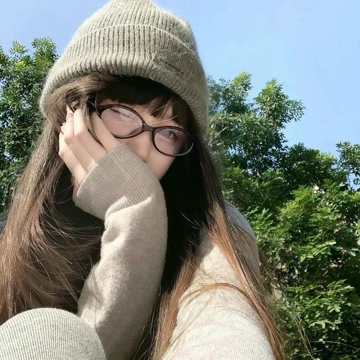 Ảnh gái đeo kính đơn giản nghệ thuật