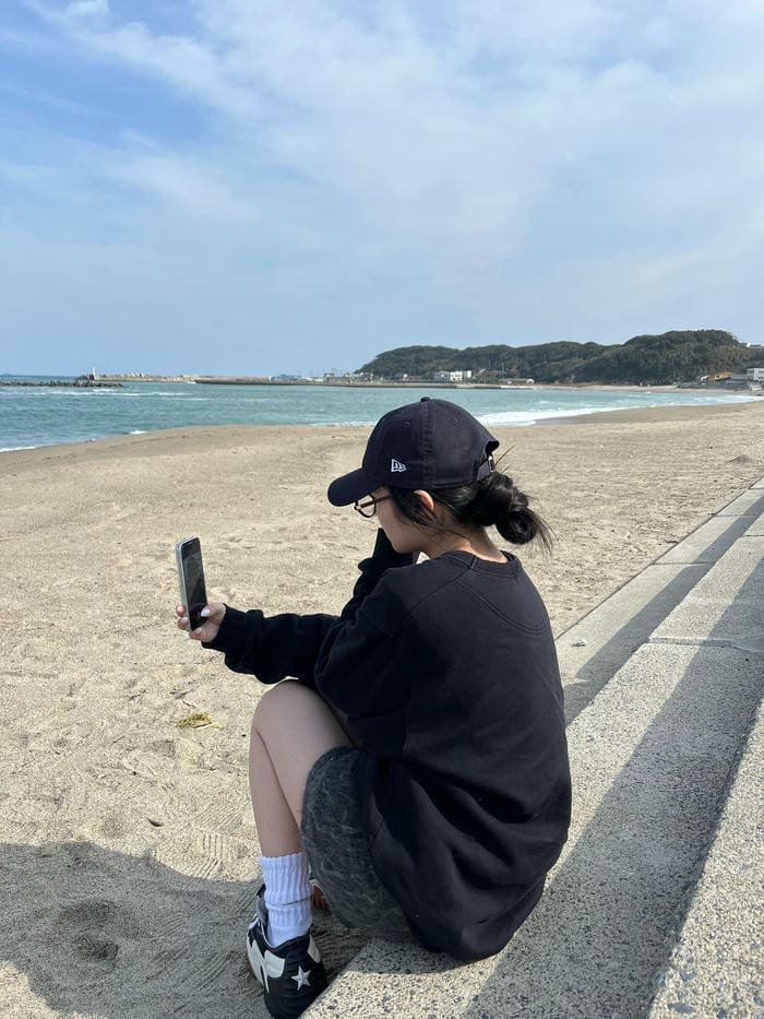 Ảnh gái đeo kính nhẹ nhàng đẹp