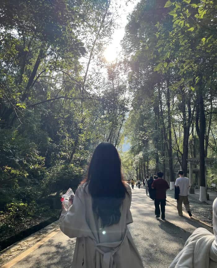 Ảnh gái đứng quay lưng tuyệt đẹp