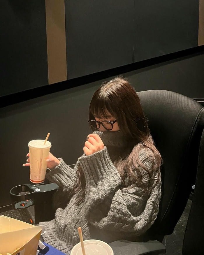 Ảnh gái tóc dài đeo kính – bí ẩn