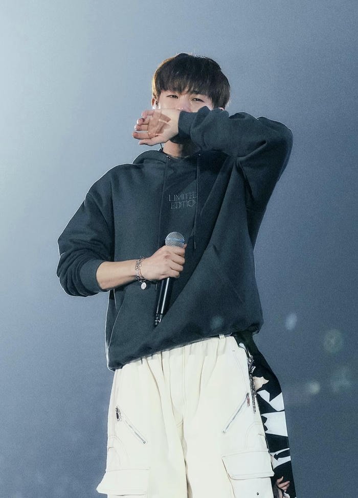 Ảnh trai đẹp buồn nhưng mạnh mẽ