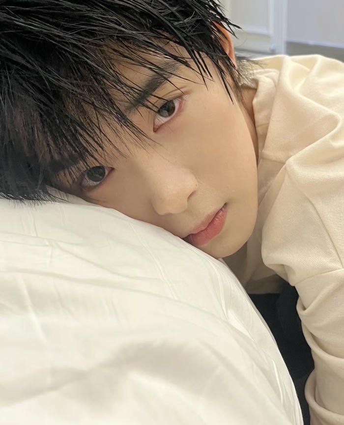 Ảnh trai đẹp khóc nhẹ