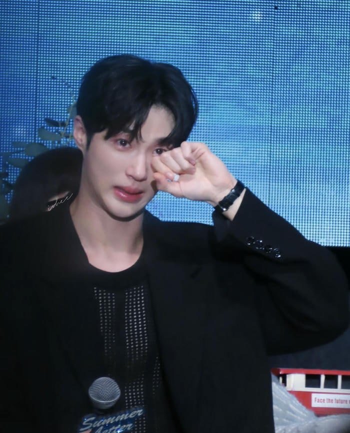 Ảnh trai đẹp khóc vì tình yêu