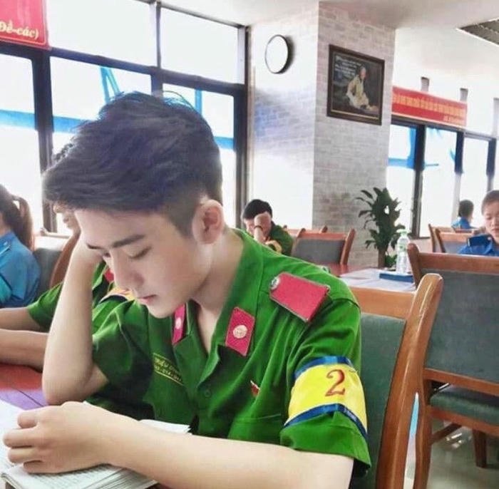 Công an đẹp trai Việt Nam phong độ