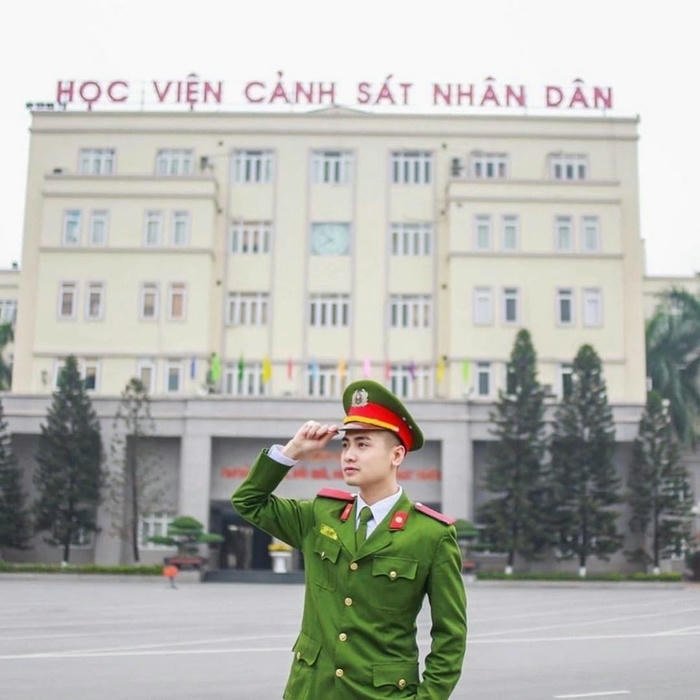 Công an mạnh mẽ
