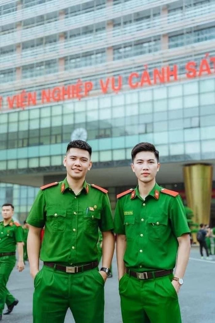 Công an nghiêm nghị