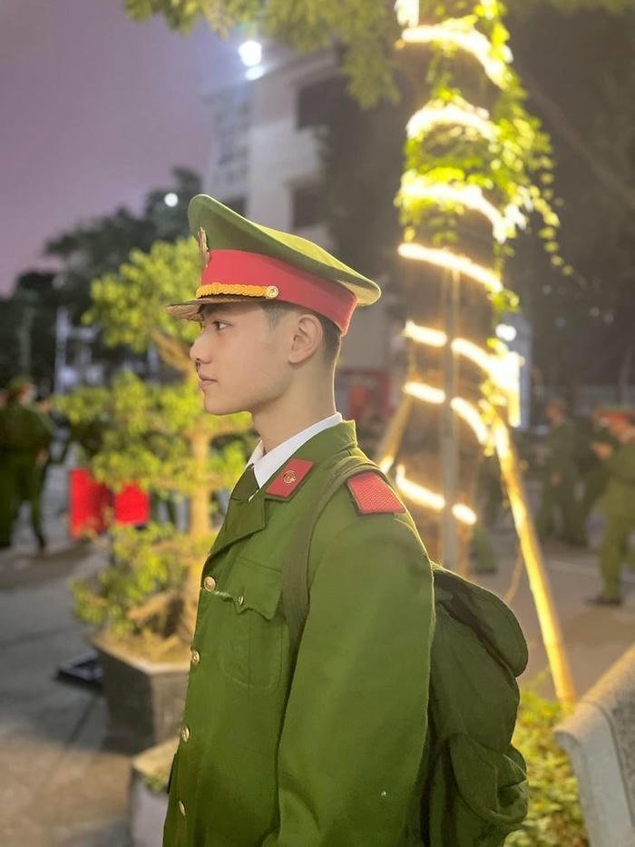 Công an trong lễ phục đẹp