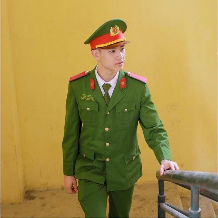 Công an trong lễ phục phong độ