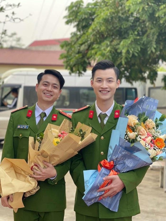 Công an trong lễ phục