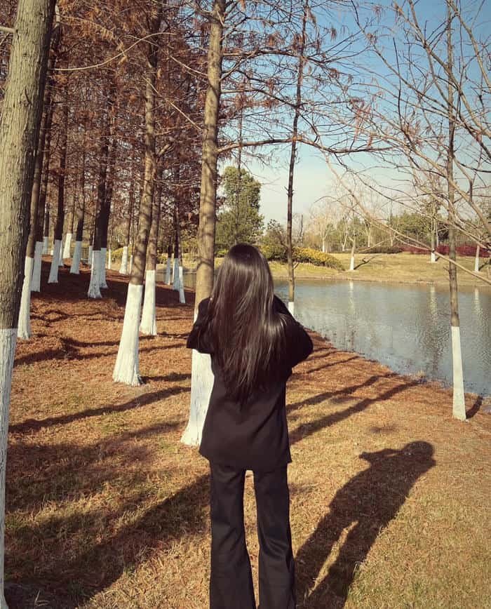 Gái quay lưng ngoài trời