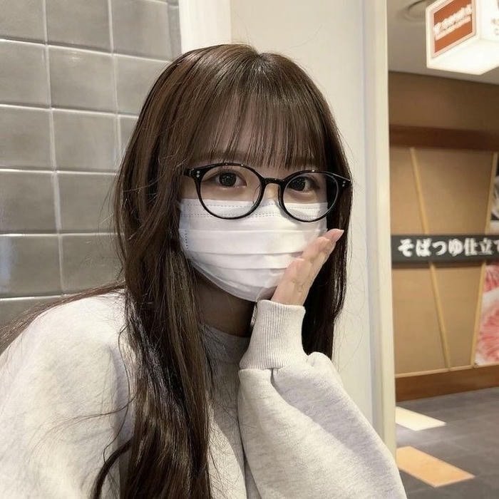 Gái xinh che mặt bằng khẩu trang