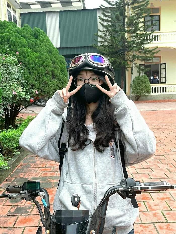 Gái xinh đeo kính