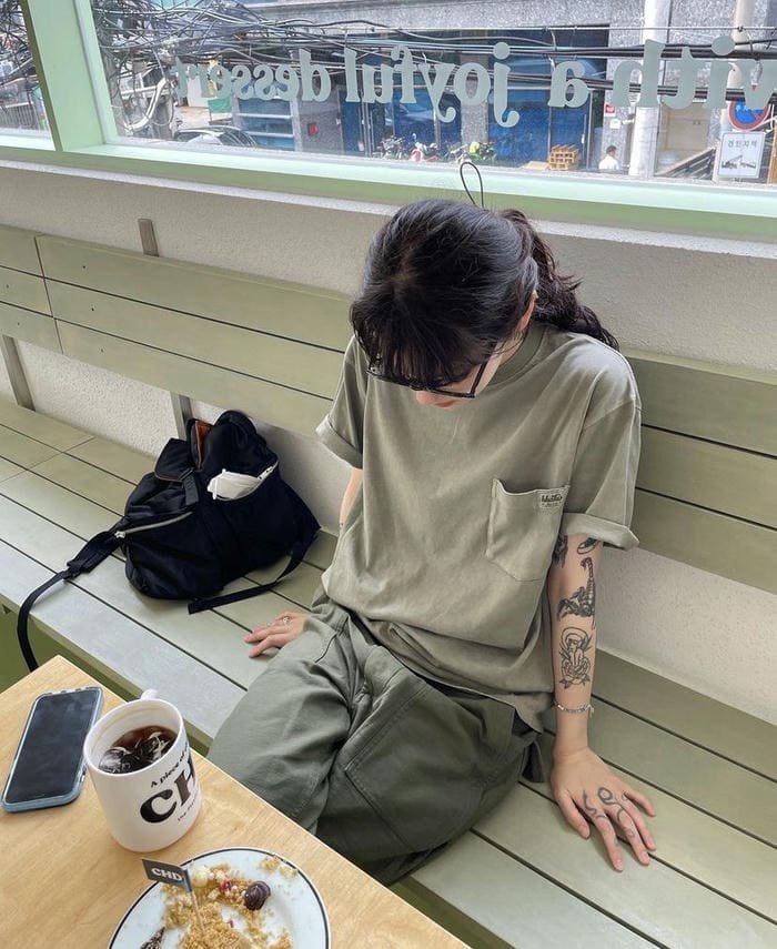 Gái xinh đeo kính nghệ thuật đẹp