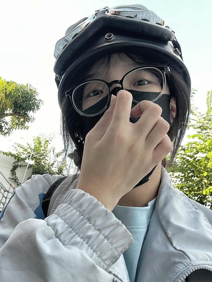 Gái xinh đeo kính tối giản