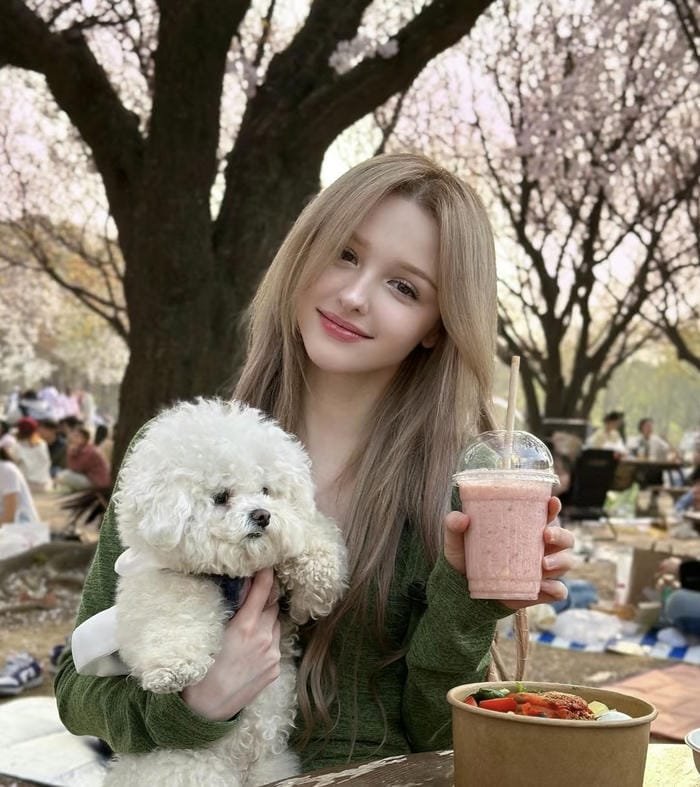 Hình gái Tây xinh trẻ trung và năng động