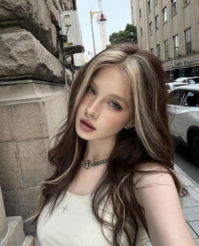 Hình gái Tây xinh với ánh mắt sâu hút