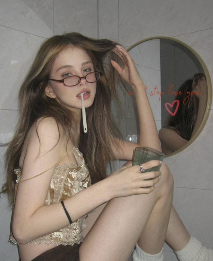 Hình gái Tây xinh với thần thái sang chảnh