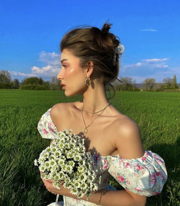 Hình gái quê mộc mạc và thuần khiết tối giản