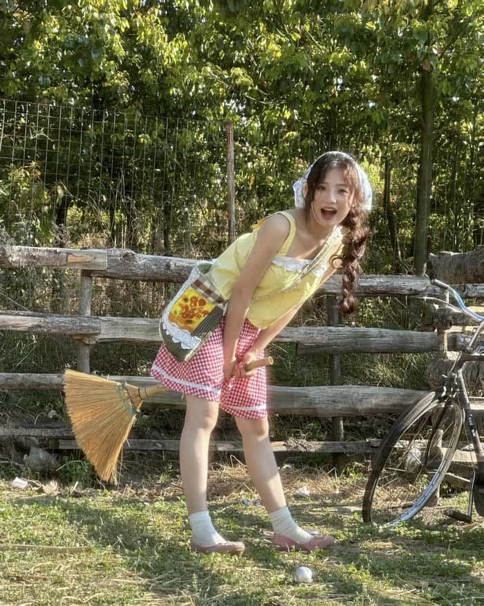 Hình gái quê mộc mạc và thuần khiết