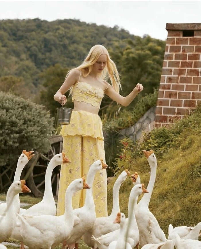 Hình gái quê với nụ cười hiền tối giản