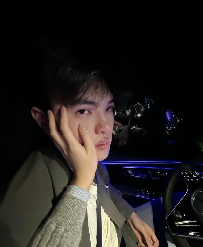 Hình trai đẹp buồn cô đơn