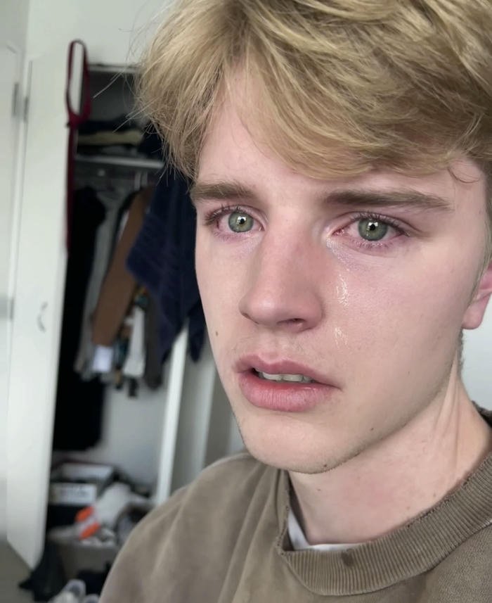 Hình trai đẹp khóc nhưng vẫn cuốn hút