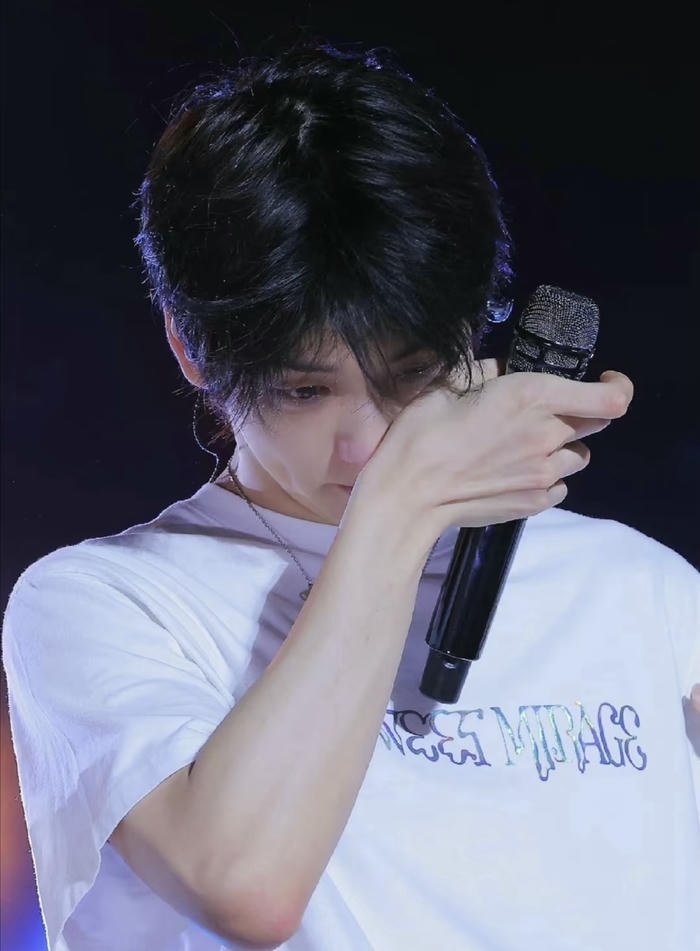 Hình trai đẹp khóc trong ánh sáng mờ