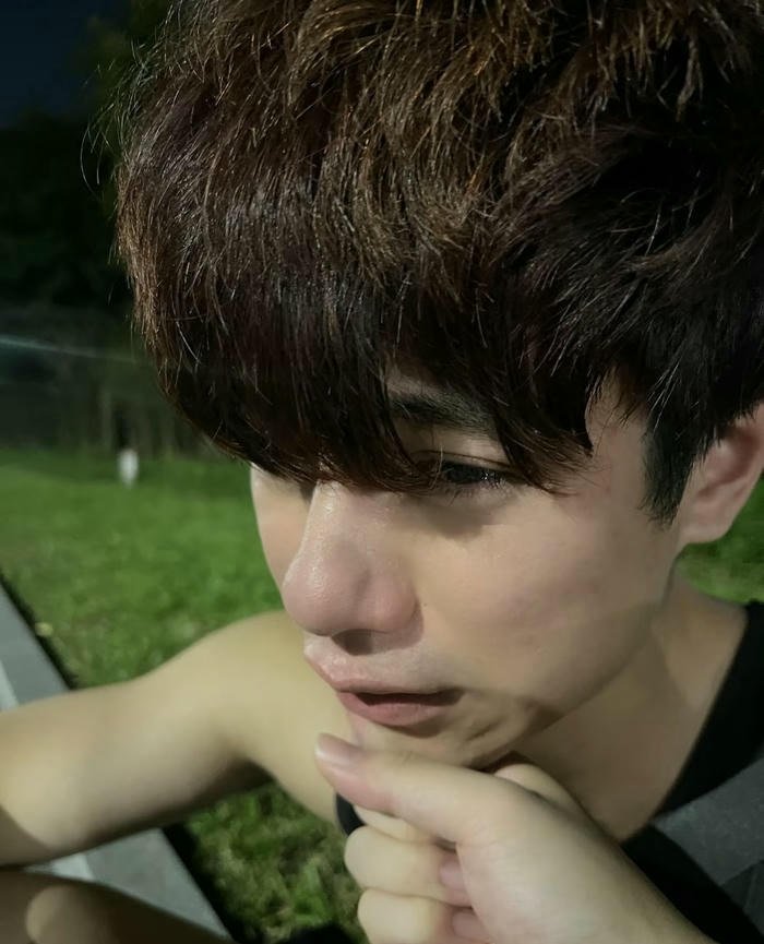 Hình trai đẹp trong khoảnh khắc yếu lòng