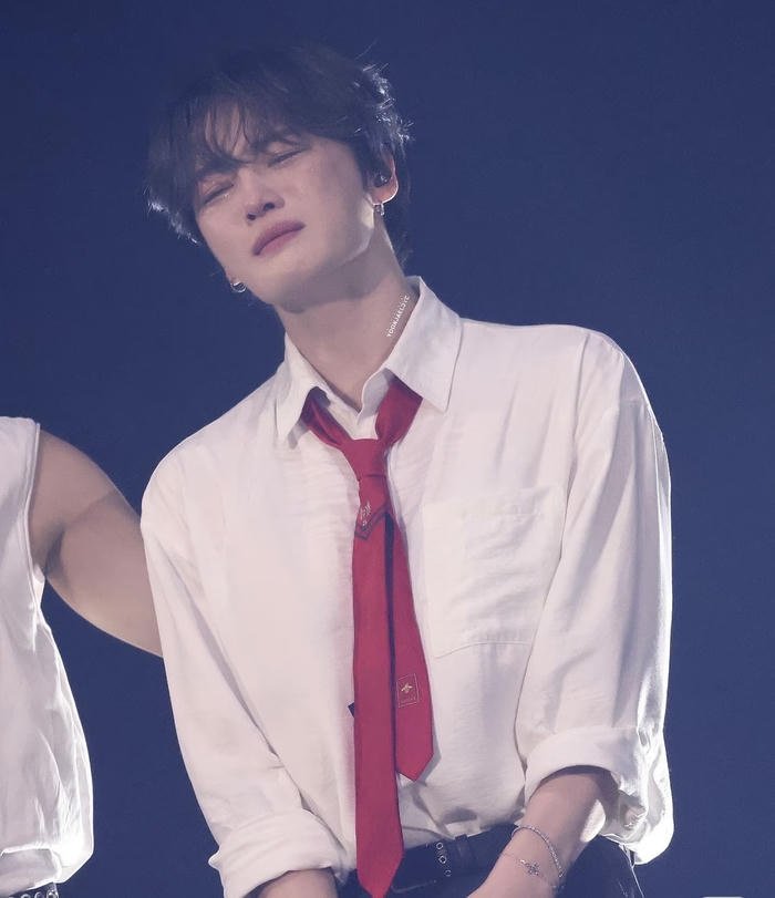 Hình trai đẹp với giọt lệ rơi