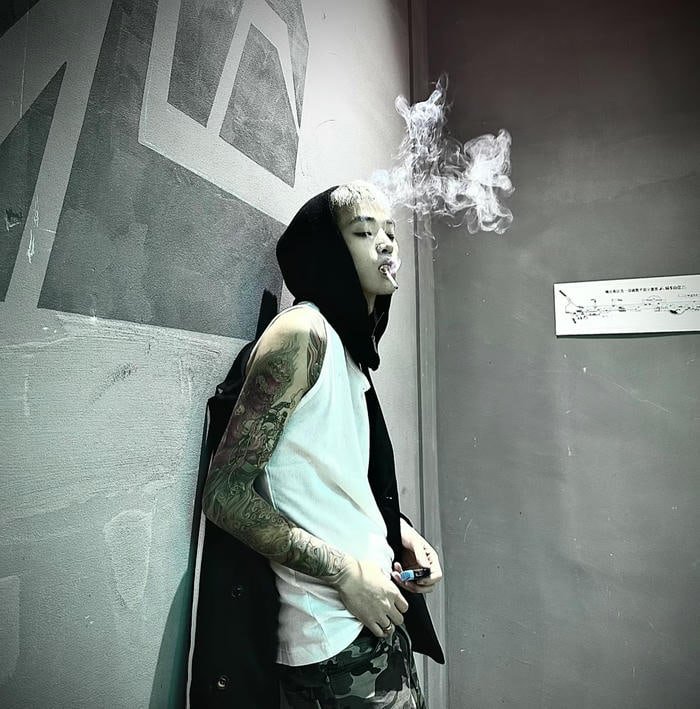 Hình trai đẹp với hình xăm tinh tế