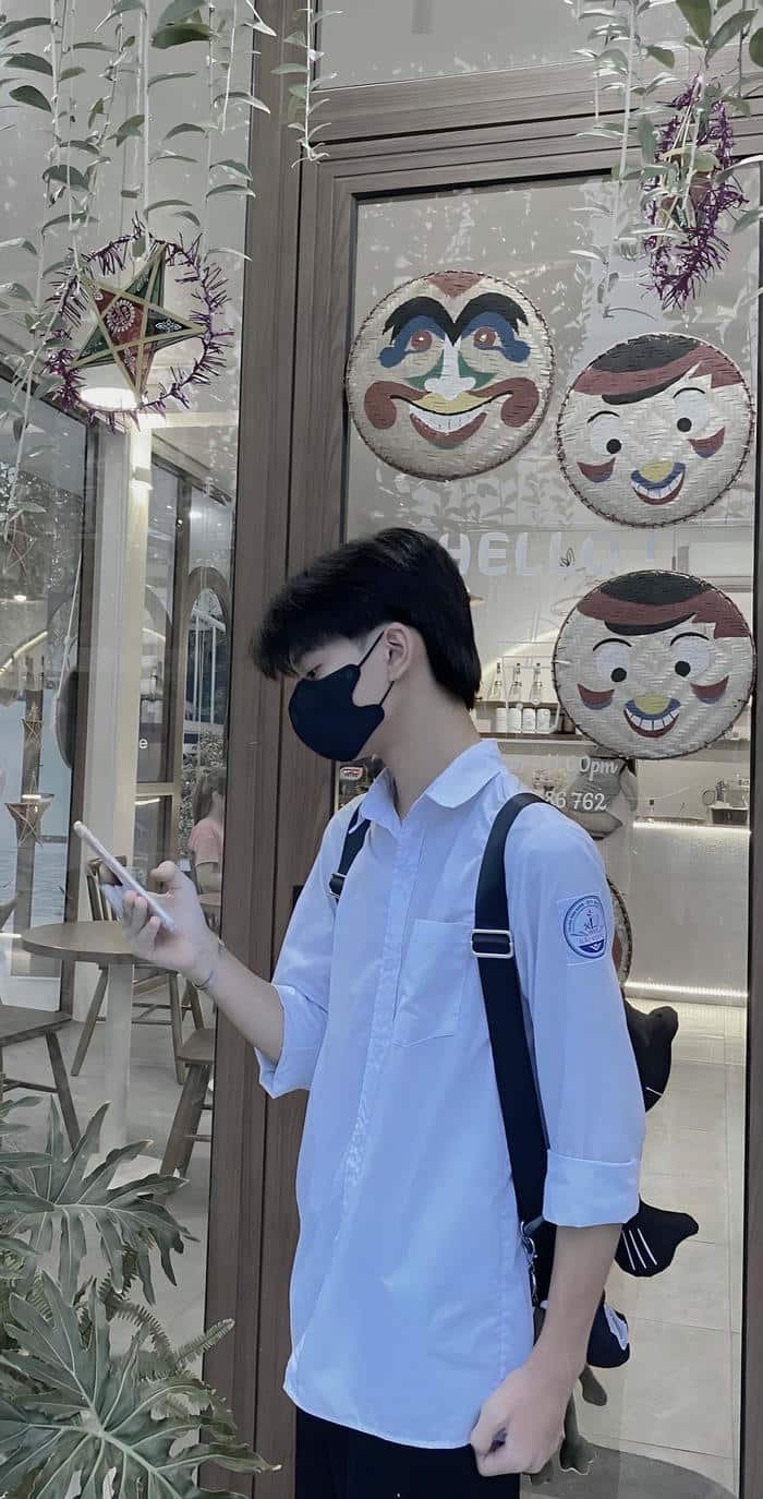 Hình trai học sinh cười tươi