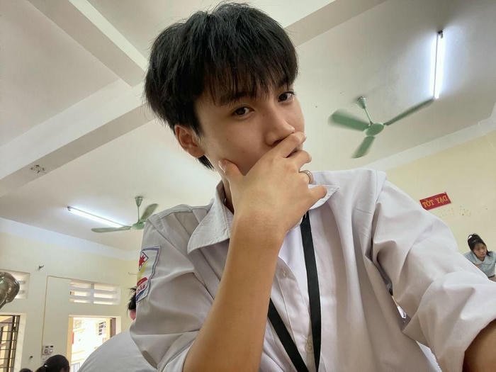 Hình trai học sinh mang vẻ hồn nhiên