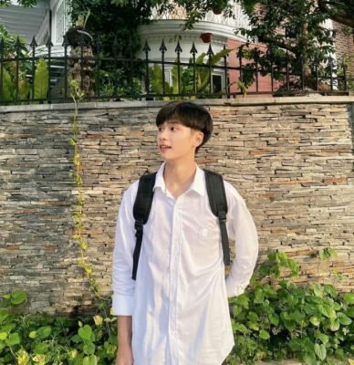 Hình trai học sinh năng lượng tích cực