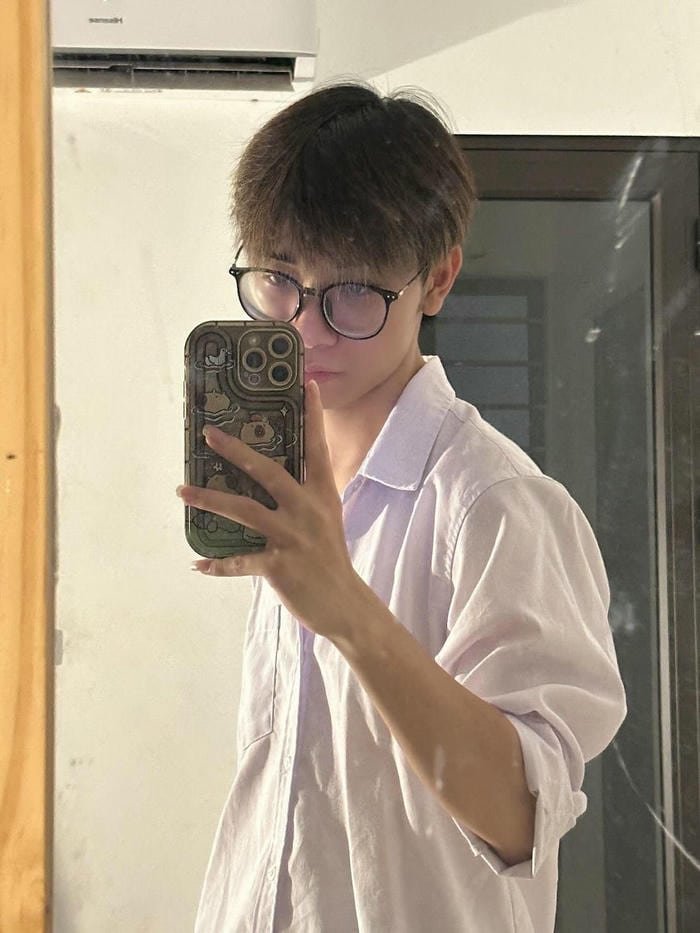 Hình trai học sinh thân thiện và lễ phép