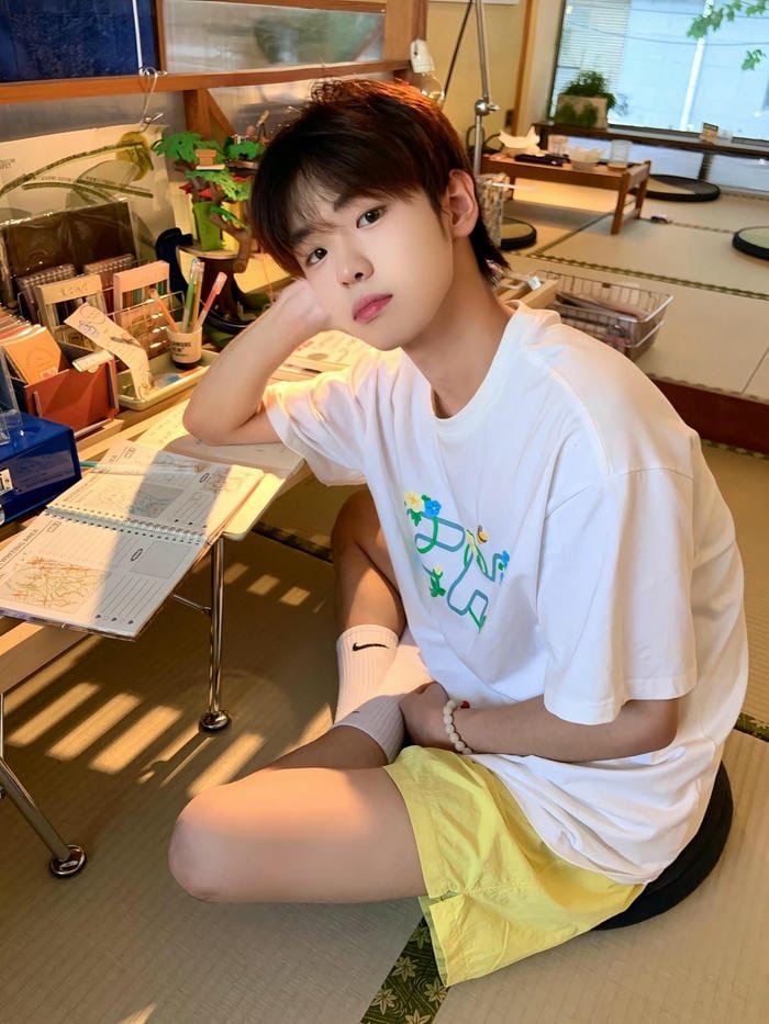 Hình trai học sinh trẻ trung và đáng yêu