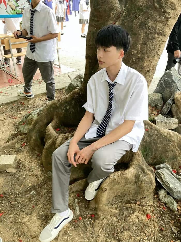 Hình trai học sinh vui tươi