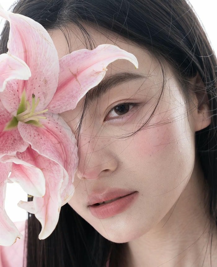 Vẻ đẹp thuần khiết trong ảnh gái xinh cận mặt