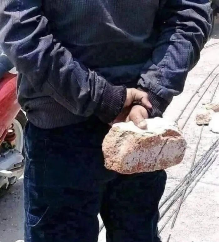 ảnh anime tức giận cầm gạch