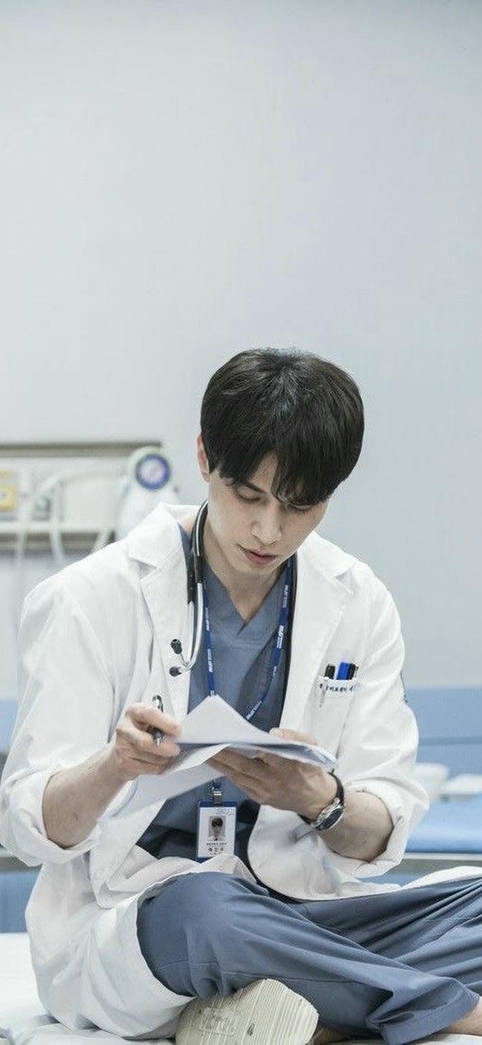 ảnh bác sĩ đẹp trai đang nói chuyện với y tá