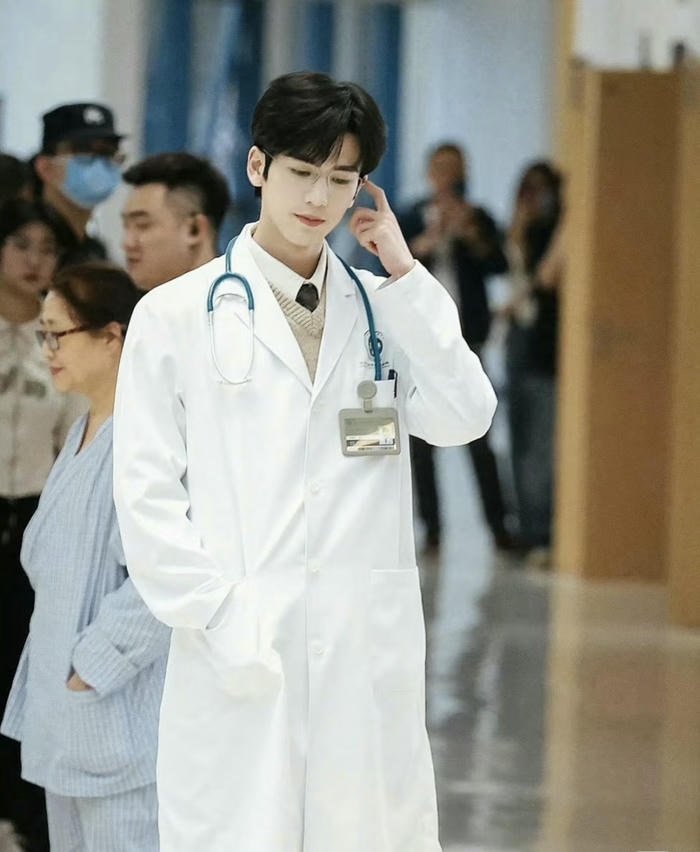 ảnh bác sĩ đẹp trai đứng trong phòng khám