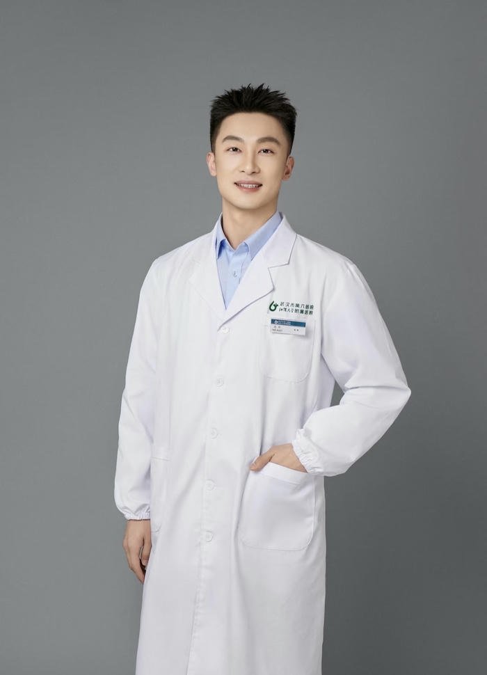 ảnh bác sĩ đẹp trai mang dáng vẻ điềm tĩnh