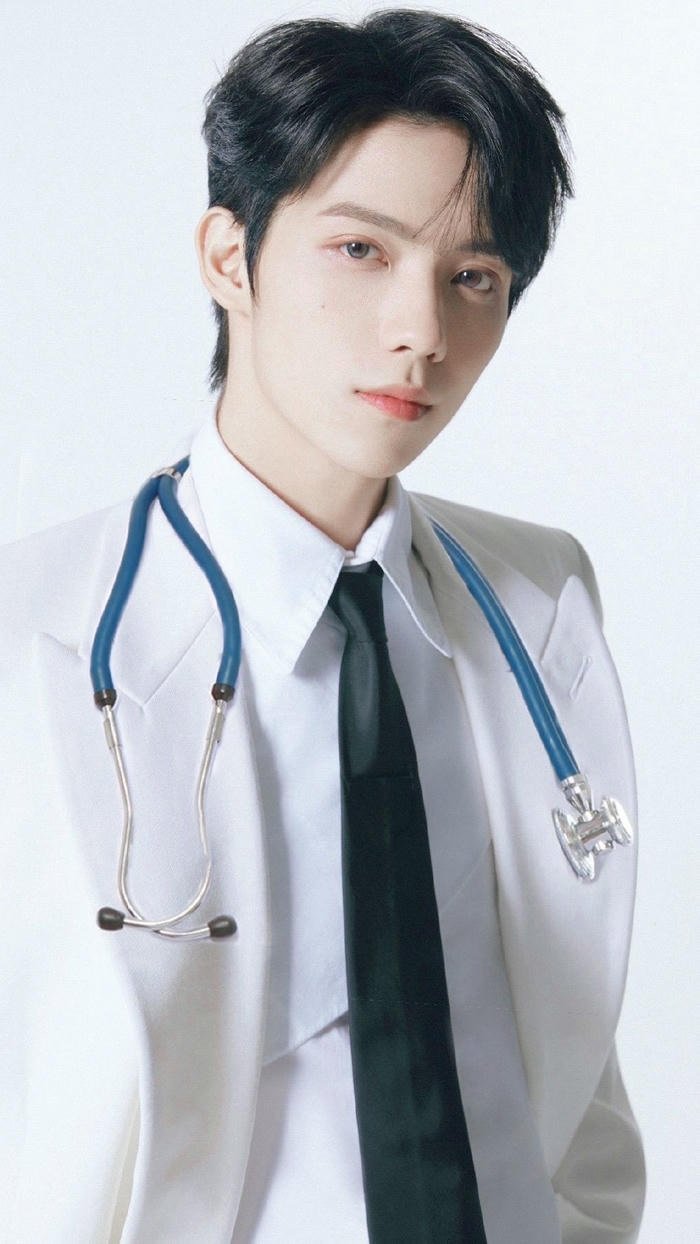 ảnh bác sĩ đẹp trai trong không gian bệnh viện sáng sủa