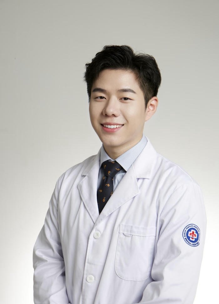 ảnh bác sĩ đẹp trai với mái tóc gọn gàng