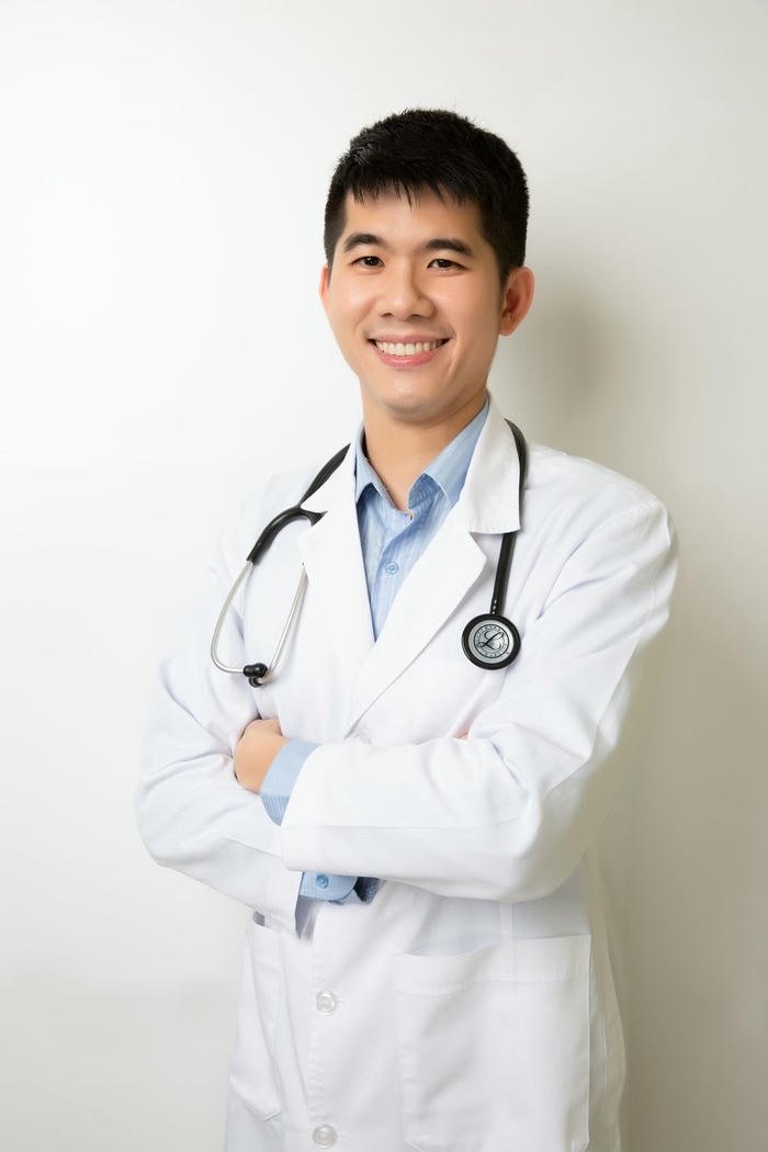 ảnh bác sĩ nam khoanh tay với vẻ chuyên nghiệp