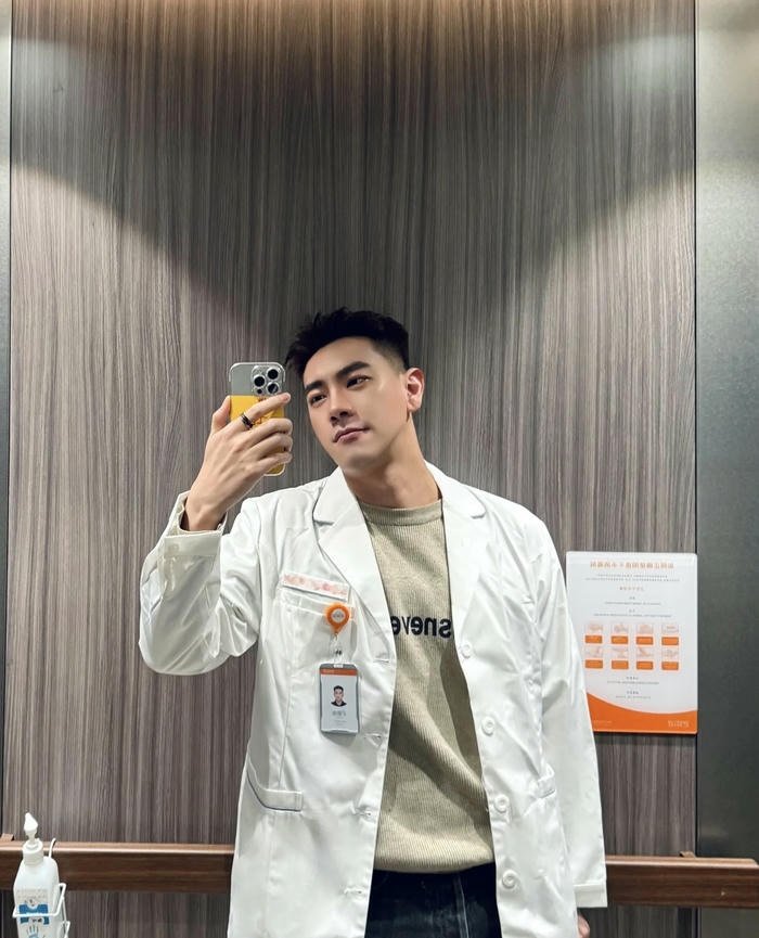 ảnh bác sĩ nam với vẻ ngoài thanh lịch