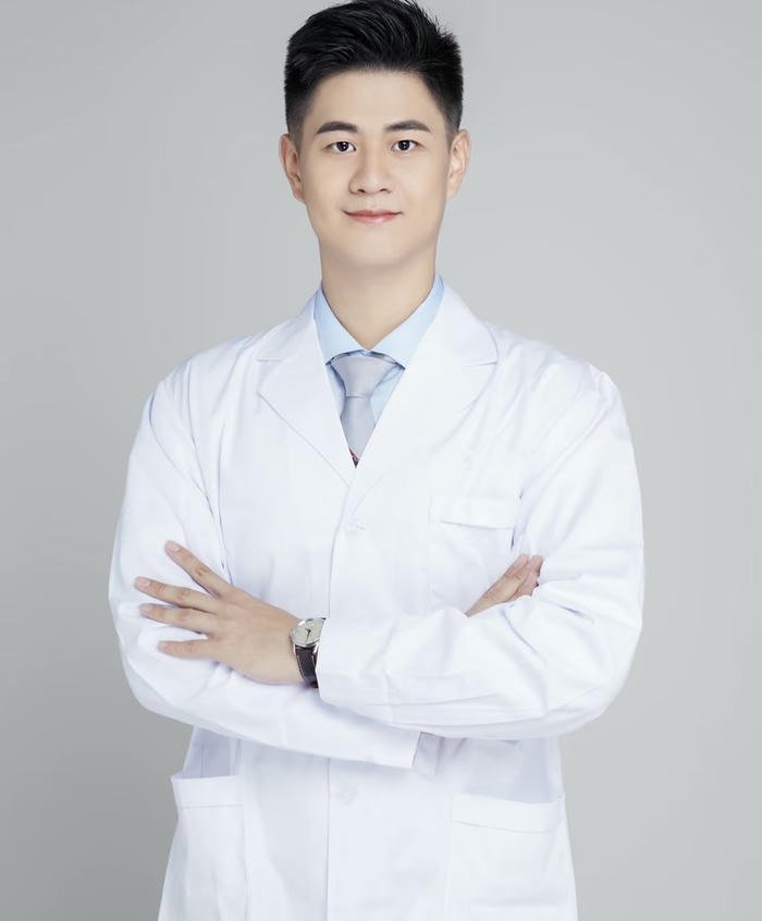 ảnh bác sĩ trẻ có nụ cười tỏa nắng