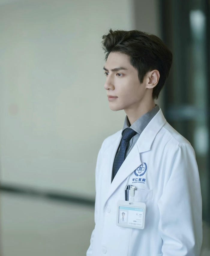 ảnh bác sĩ trẻ kiểm tra kết quả xét nghiệm